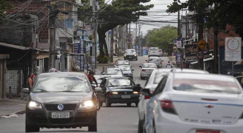 Pauta de domingo - Movimenta&ccedil;&atilde;o intensa de carros e pessoas nos bairros de UR2 (Cohab) e UR1. A orienta&ccedil;&atilde;o de isolamento social nos bairros de sub&uacute;rbio ficam cada vez mais dif&iacute;cil, a popula&ccedil;&atilde;o segue suas atividades mesmo com a pandemia do coronav&iacute;rus crescendo a cada dia.