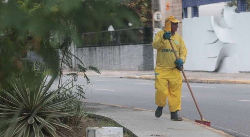 Profiss&atilde;o de gari &eacute; regulamentada pelo Senado e o piso salarial foi estabelecido em R$ 1.850