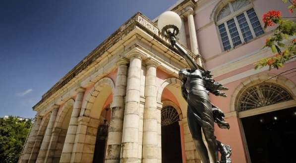 Teatro Santa Isabel completa 170 anos entre a tradição e a renovação