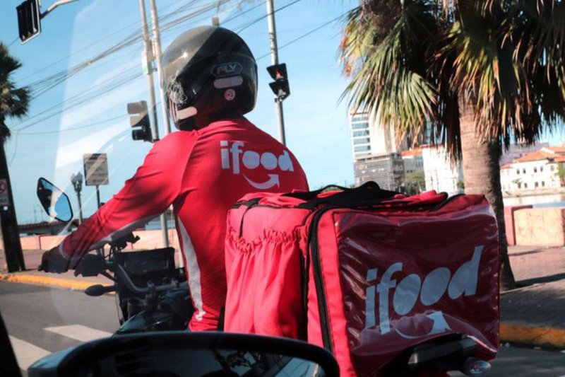Foto: ALEXANDRE GONDIM/JC IMAGEM
Data: 19-3-2020
Assunto: Entregador do I-food . Movimentação do Recife durante a pandemia do Coronavírus. centro do Recife. Pernambuco. Recife com pequena movimentação na rua.
Palavras-chaves: COVID-19 - Motociclista - Moto - ##