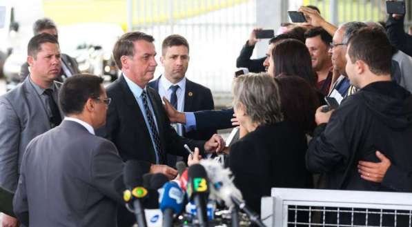Após ameaças, Grupo Globo e Folha de S.Paulo anunciam suspensão da cobertura de Bolsonaro na saída do Alvorada
