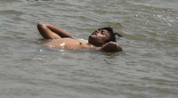 Índia sofre com coronavírus, ciclone devastador, praga de gafanhotos e calor
