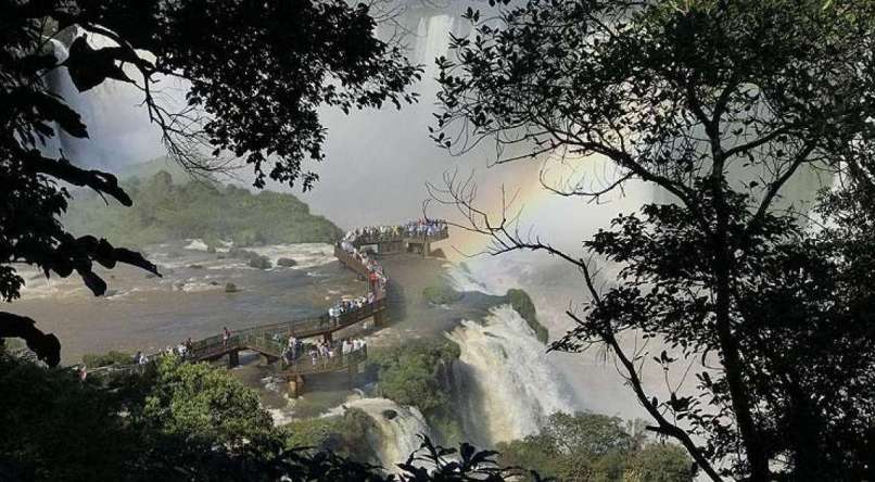 PATRIMÔNIO MUNDIAL NATURAL Cataratas do Iguaçu são o maior conjunto de quedas d'água do mundo 