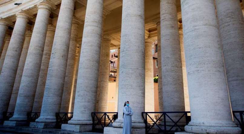 De acordo com o Vaticano, 1.500 pessoas entraram na pra&ccedil;a neste domingo, muito abaixo do fluxo normal, quando a &aacute;rea fica lotada com turistas e peregrinos de todo o mundo