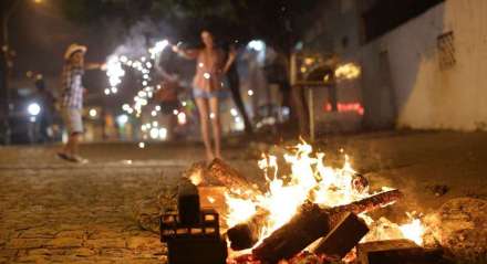Foto: Sérgio Bernardo/JC Imagem
Data: 23.06.2016
Assunto: Cidades - Recife - PE. Fogueira acesa na véspera da noite de São João. 
Palavras-Chaves: # São João # Festa Junina #fogo