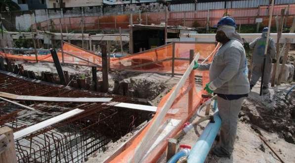 Primeiro dia de liberação para o funcionamento da construção civil em Pernambuco. Canteiro de obras da Vale do Ave em Boa Viagem. Pandemia de novo Coronavírus, Covid-19.