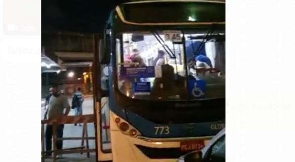'Ônibus catraca' chama a atenção no Terminal Integrado de Afogados, na Zona Oeste do Recife