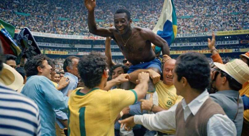 ESCRETE Carregado em triunfo após a vitória no México, Pelé foi o primeiro jogador a vencer três edições de Copa do Mundo