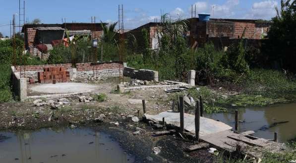 A universalização, em 2033, exige que o serviço de esgotamento sanitário alcance uma cobertura de 90% da população