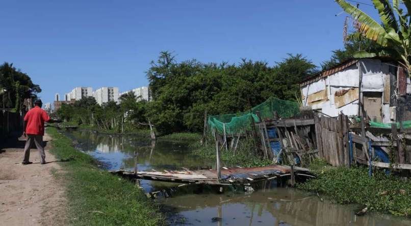 Comunidade na Lagoa Olho D'&aacute;gua, por tr&aacute;s do Catamar&atilde;, em Candeias, Jaboat&atilde;o dos Guararapes