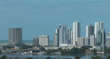 Recife vista do bairro da Ilha do Leite, detalhe ao fundo o bairro de Boa Viagem com seus prédios. Mercado imobiliário, Imobiliária, Condôminio, Contraste social.