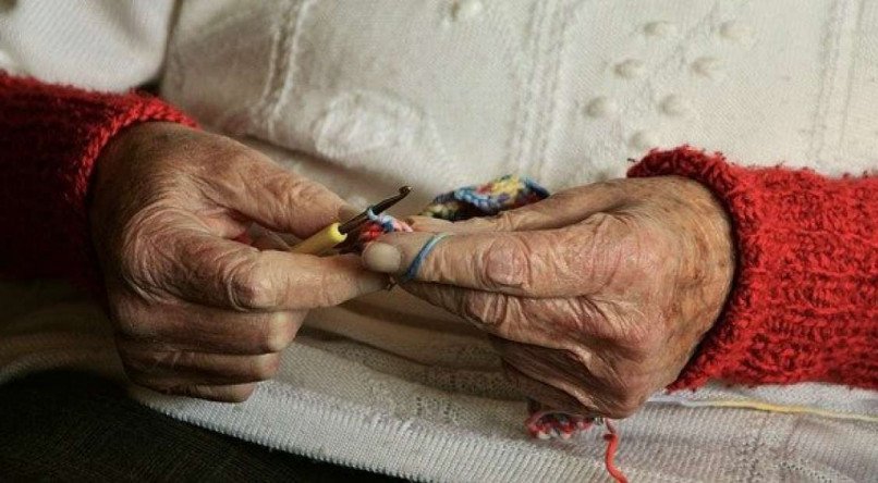 Mais de 100 dias isolada em casa, Maria C&eacute;lia tem feito croch&ecirc;, leituras e cursos onlines 