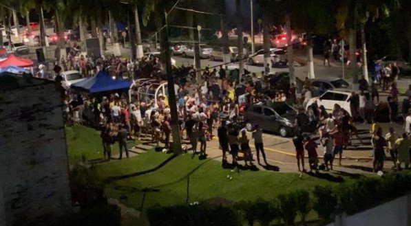 Mesmo com pandemia, população se aglomera em frente à condomínio em Jaboatão