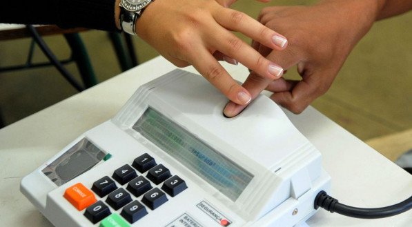 Os eleitores que não realizaram o cadastro biométrico e estão regulares com a justiça eleitoral poderão votar nas eleições municipais deste ano