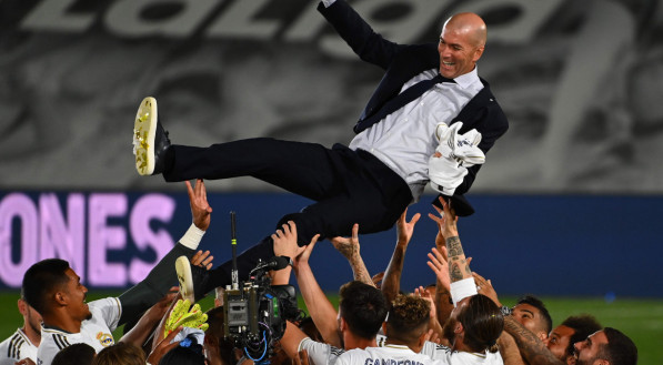 MERECIDO Jogadores do Real Madrid celebram com o t&eacute;cnico Zidane