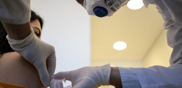 Aplicação da primeira dose da vacina Coronovac no Hospital das Clínicas de São Paulo.