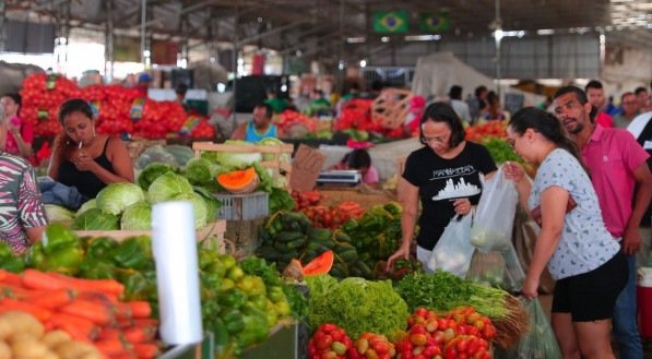 Alimentos sobrem de forma generalizada nas feiras e supermercados  