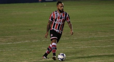 Os jogadores do Santa Cruz em lances do jogo contra o Confiança, pelas quartas de final da Copa do Nordeste 2020, no dia 25 de julho, no estádio Joia da Princesa, em Feira de Santana.