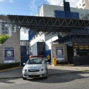 Oficial da PM acusado de roubo de armas há 16 anos não foi expulso e recebe salário de R$ 15 mil