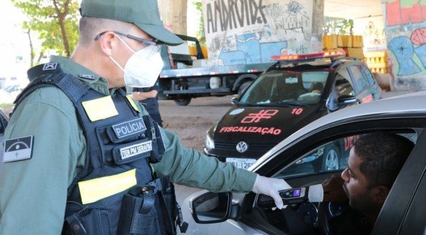 Mais da metade dos flagrantes da Lei Seca acontecem aos s&aacute;bados e domingos, tendo um pico entre 23h e 0h