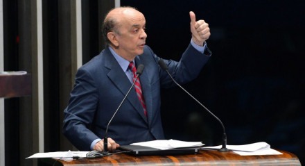 Senador José Serra fala no Plenário do Senado durante sessão temática sobre o projeto de sua autoria que libera a Petrobras da função de operadora única do pré-sal (PLS 131/2015) (Fabio Rodrigues Pozzebom/Agência Brasil)