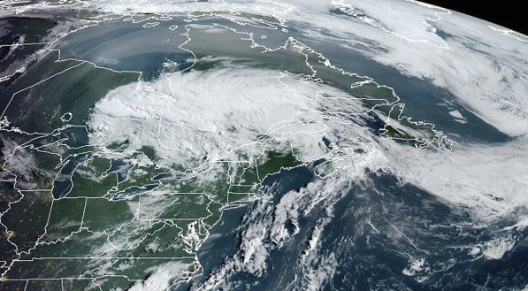 A tempestade tropical Isaías deixou pelo menos cinco mortos após atingir a costa leste dos Estados Unidos