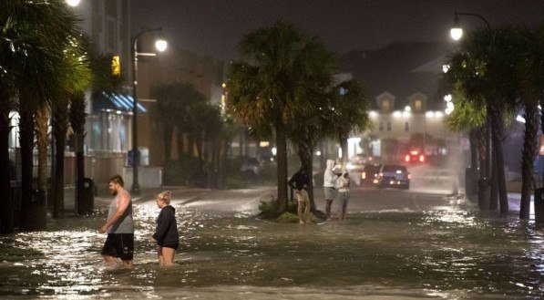 Tempestade Isaías varre costa leste dos Estados Unidos 