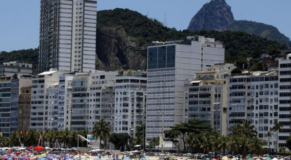 Copacabana &eacute; uma das praias mais frequentadas do Rio de Janeiro