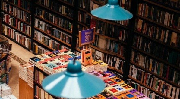 Coluna Escrita: A favor da campanha #defendaolivro contra a tributação do livro no Brasil