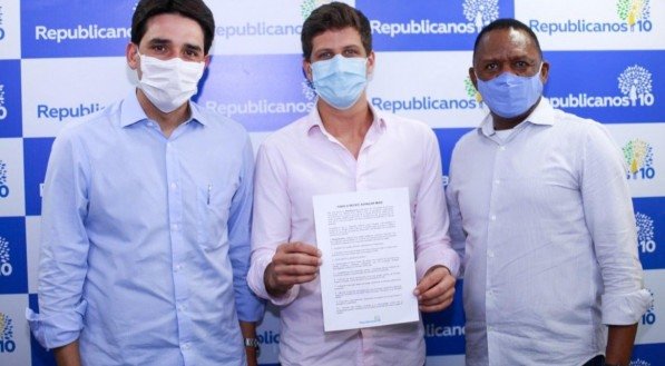 Republicanos oficializa apoio a pré-candidatura de João Campos (PSB)  no Recife