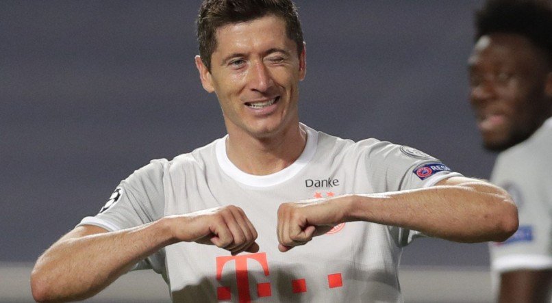 Aos 16 minutos, o polon&ecirc;s Robert Lewandowski colocou em a&ccedil;&atilde;o o seu faro de gol para abrir o marcador