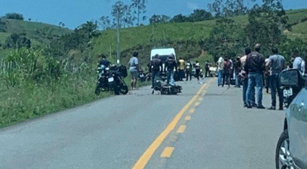 Caminhonete bate em um grupo de motociclistas, em Água Preta, e deixa três mortos e vários feridos