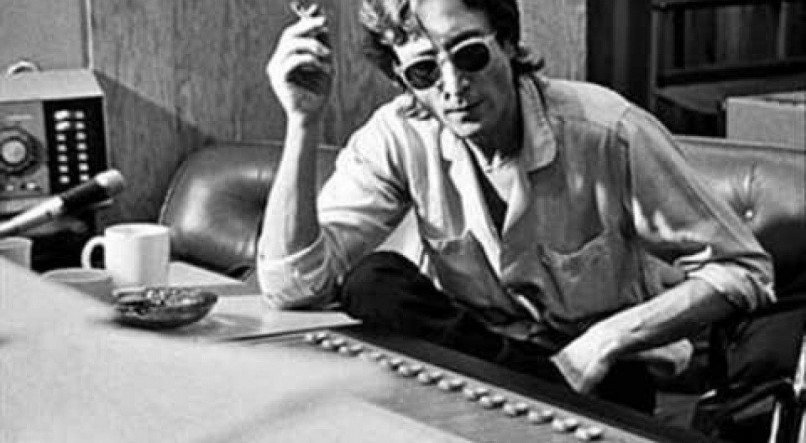 John Lennon, em est&uacute;dio