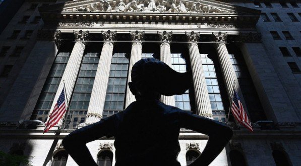 DESCOLAMENTO Enquanto no exterior as principais Bolsas fecharam em alta, no Brasil o dia foi de queda