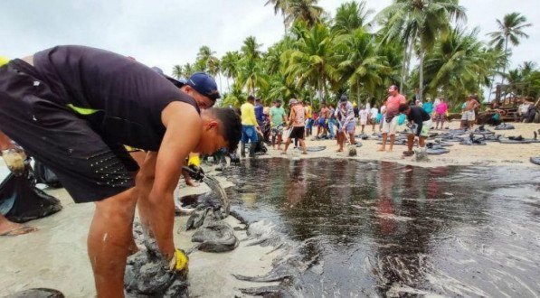 Em 2019, toneladas de petr&oacute;leo atingiram as praias de Pernambuco