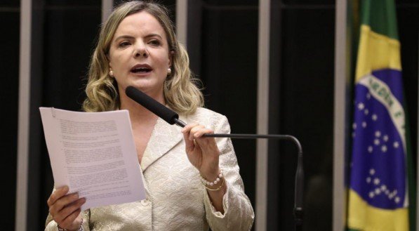 PREÇO DA GASOLINA: Gleisi contraria próprio governo e diz que reonerar combustíveis é descumprir compromisso de campanha