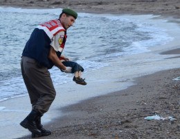 Alan Kurdi, foi um menino sírio de três anos que morreu afogado numa praia da Turquia