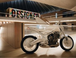 A marca britânica Triumph escolheu o Design Museum, em Londres, para apresentar o conceito da sua nova moto, a Trident