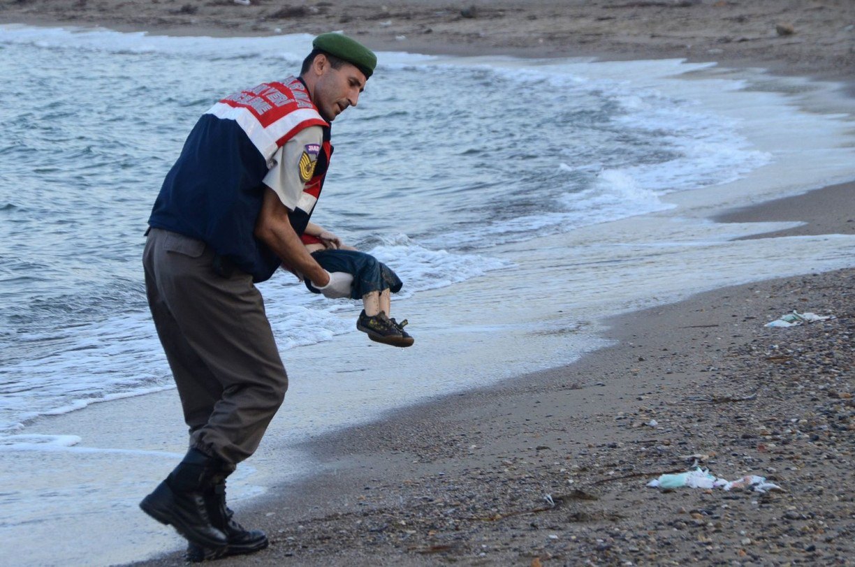 Cinco anos após morte de criança em praia, refugiados permanecem à deriva