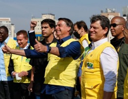 O presidente da República Jair Bolsonaro, posa para foto com operários que participaram das obras de recuperaçãor da pista principal do Aeroporto de Congonhas. 
