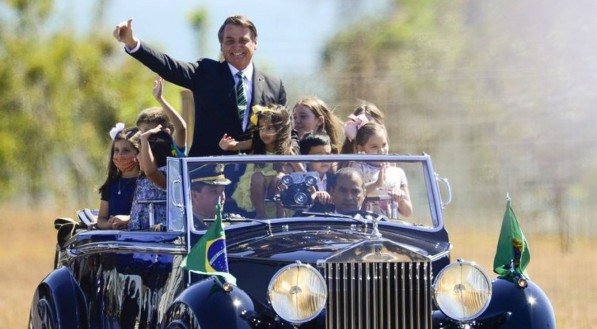 Bolsonaro saiu do Pal&aacute;cio da Alvorada no Rolls Royce presidencial acompanhado de um grupo de crian&ccedil;as. Na foto, apenas uma delas aparece usando m&aacute;scara