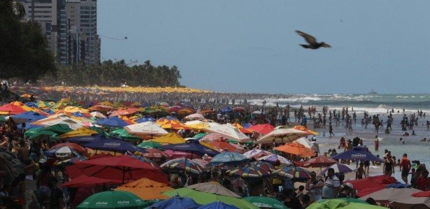 Em dia de muito sol, o feriadão de Sete de Setembro, lota a Praia de Boa Viagem de banhistas.