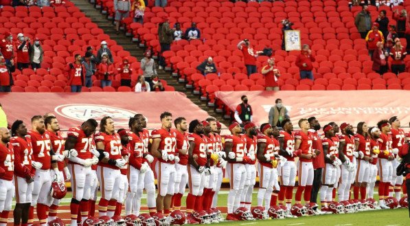 Jogadores do Kansas City Chiefs unidos antes da partida