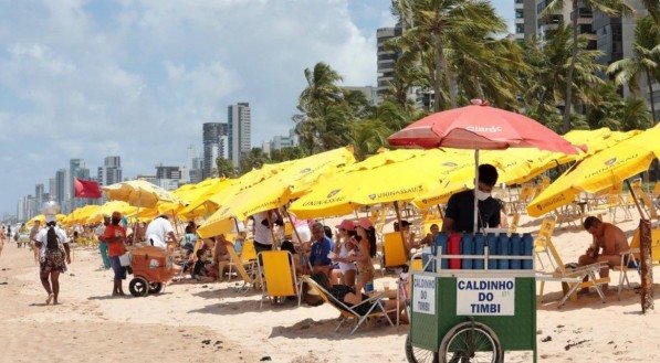 Com fiscalização, praias de Recife e Olinda têm movimentação tranquila neste sábado (12)