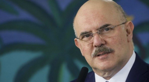 Ministro da Educação diz que por ele aulas voltariam amanhã