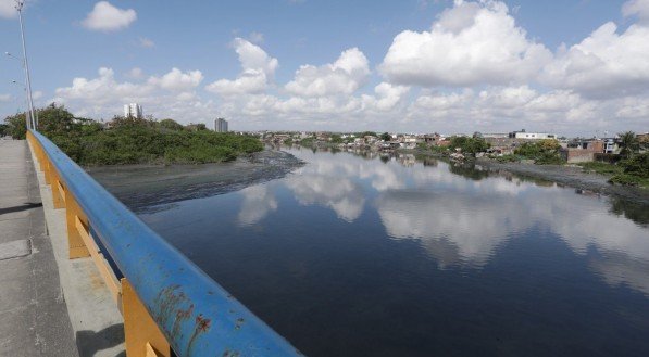 Pescadores encontram corpo de adolescente que desapareceu no rio após pular de ponte em Afogados, no Recife