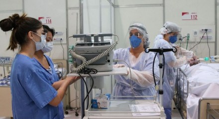  Médicos fazem treinamento no hospital de campanha para tratamento de covid-19 do Complexo Esportivo do Ibirapuera.