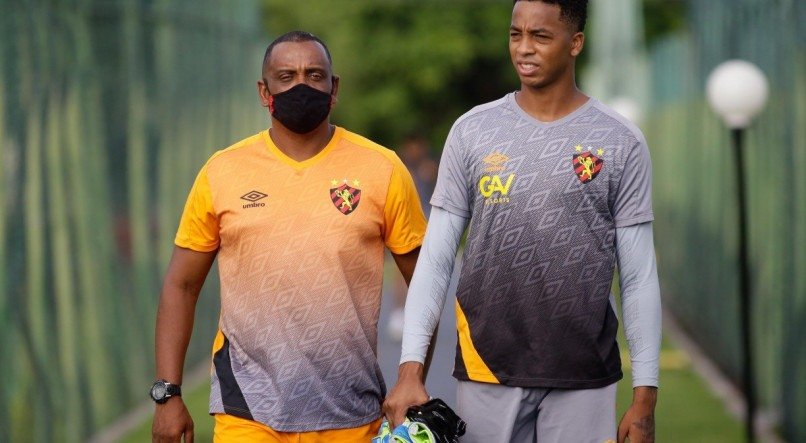 Preparador f&iacute;sico Tac&atilde;o e goleiro Carlos Eduardo