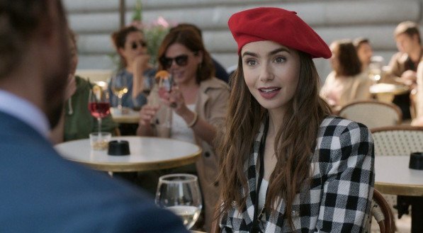 EMILY IN PARIS Lily Collins &eacute; jovem dividida entre trabalho e vida pessoal