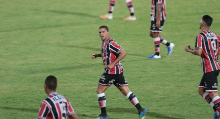 Terceiro gol do santa Cruz de Toty no jogo entre os times do Santa Cruz e do Jacuipense, válido pela oitava rodada do campeonato brasileiro de futebol da série C. Partida realizada no estádio do Arruda em Recife.